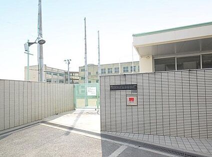 住吉中学校 約600m(徒歩8分)