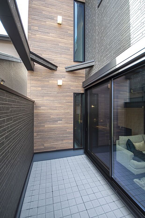 【【本分譲地に建築可能な建物プラン例】】リビングはバルコニーに面しています。バルコニーの壁を高くし、プライベート性の高い空間に仕上げました。《分譲地外:建物面積111.16m2、建物価格2294万円》