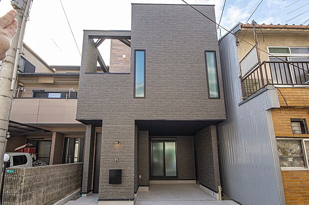 【【本分譲地に建築可能な建物プラン例】】2階の外部吹抜けが目を引く外観。玄関前に壁を設けることで、家の中が見えにくくなるよう考慮しています。《分譲地外:建物面積111.16m2、建物価格2294万円》