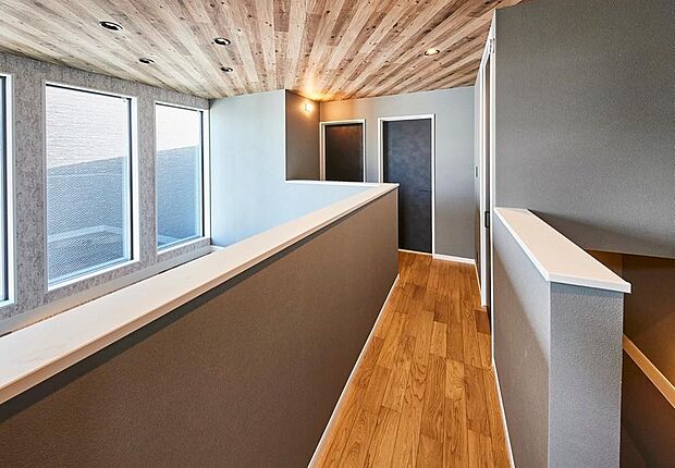 【【本分譲地に建築可能な建物プラン例】】天井に木目のクロスを使用し、奥行きを感じられるようデザイン。正面には窓を設け、開放的なホールに仕上げました。《分譲地外:建物面積102.86m2、建物価格2145万円》
