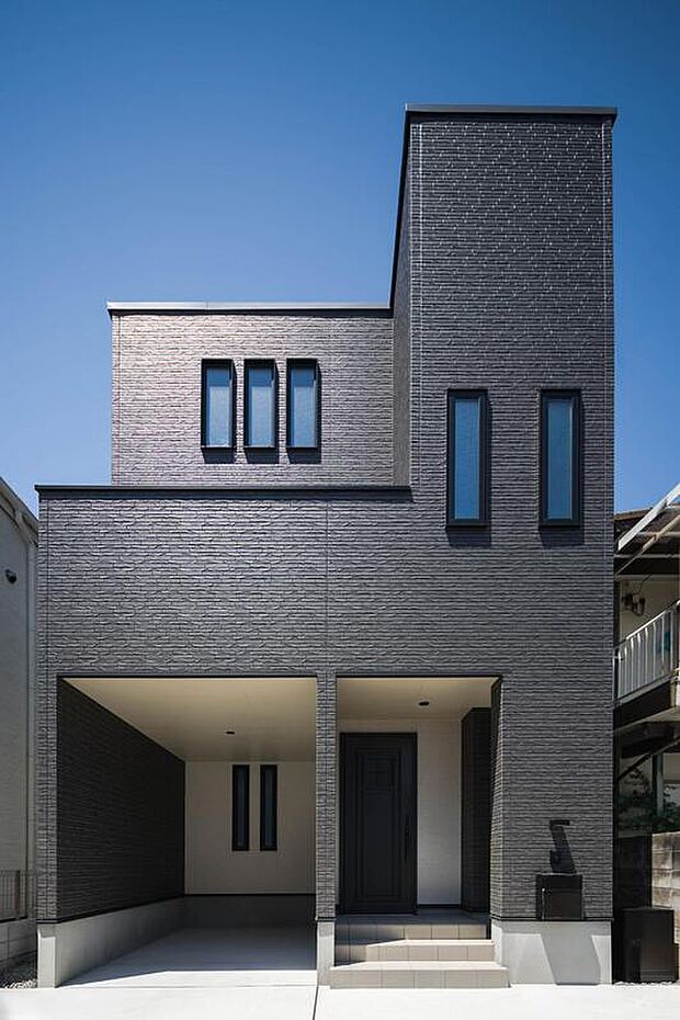 【【本分譲地に建築可能な建物プラン例】】ブラック×ホワイトの外壁のコントラストがスタイリッシュな佇まい。雨でも濡れずみ乗り降りできるガレージも便利です。《分譲地外:建物面積98.82m2、建物価格2072万円》