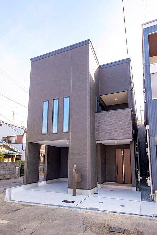 【【本分譲地に建築可能な建物プラン例】】縦長の滑り出し窓を採用し、縦のラインを意識したシャープな印象の外観。ブラックを基調としたカラーで統一しました。《分譲地外:建物面積92.34m2、建物価格1979万円》