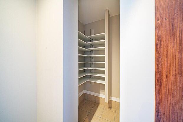 【【本分譲地に建築可能な建物プラン例】】容量のあるオープンタイプのSIC。ご家族全員分の靴やベビーカー、ゴルフバッグ等の収納にも重宝します。《分譲地外:建物面積104.07m、建物価格2167万円》