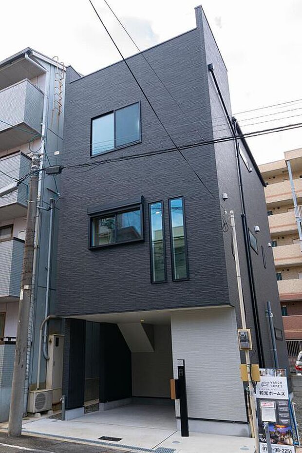 【【本分譲地に建築可能な建物プラン例】】ブラックをベースに、ホワイトのアクセントを玄関周りに施し、モノトーンに仕上げました。重厚感のある佇まいです。《分譲地外:建物面積104.07m2、建物価格2167万円》