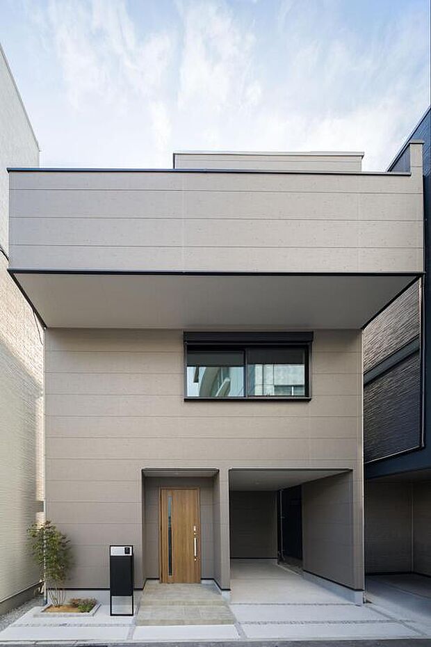 【【本分譲地に建築可能な建物プラン例】】せり出したバルコニーが特徴的な外観デザイン。バルコニー部分が屋根代わりとなり、強い日差しや雨を遮る効果も◎《分譲地外、建物面積101.65m2、建物価格2123万円》