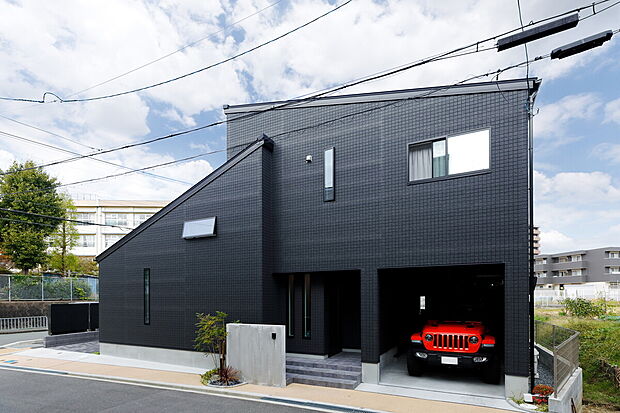 【当社施工事例】
ブラックでまとめた存在ある佇まいが印象的な外観。