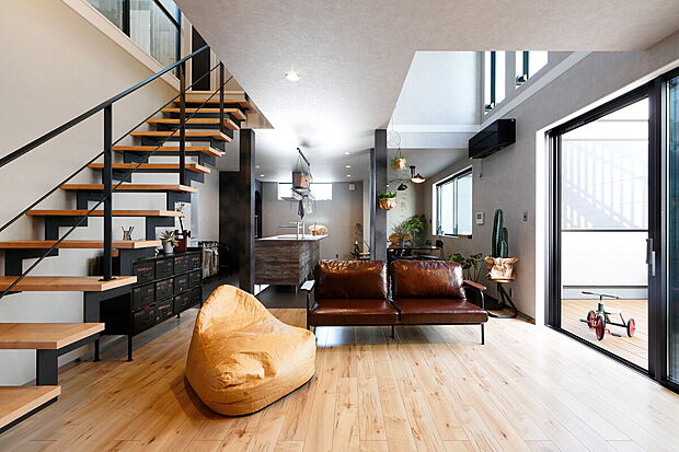 【当社施工事例】
開放感のある２階リビングは、テラス側の塀を高く設置。外からの視線は遮りながらも、ガラス面の大きな窓でデッキとリビングをつなぎ、吹抜けを介して３階の窓からも採光を確保。