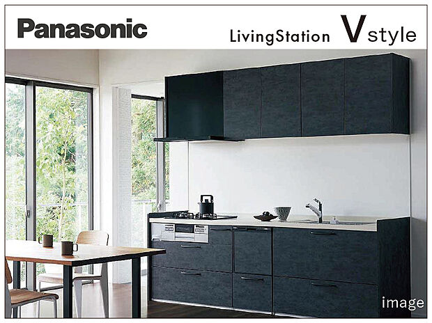 【Panasonicシステムキッチン】汚れがたまりやすいシンクとカウンターの間に隙間のない「スキマレスシンク」を採用。お手入れが簡単で美しく耐久性に優れたガラストップコンロ、水栓浄水器一体型シャワー水栓など、機能面も充実!