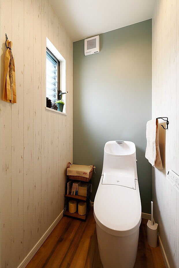 【勾配天井のある家-トイレ】日々使うトイレだからこそ、一面アクセントクロスをチョイスし毎日気分が上がりそう。