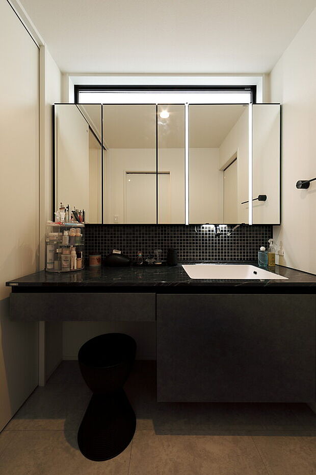 【ホテルライクな家-洗面室】大人2人が並んで用意もできる幅広タイプの洗面化粧台をチョイス。メイクの時には座ってできるから、朝の慌ただしい時間帯にも安心。