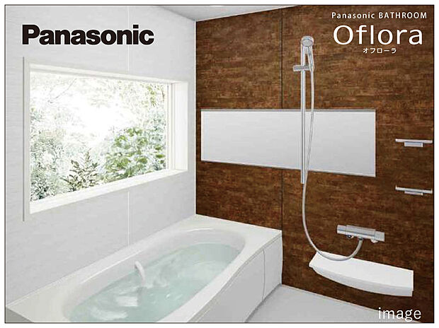 【Panasonicシステムバス オフローラ】床のスミに目地がないので汚れが落としやすい「スミピカフロア」に、汚れが溜まりやすい面材周辺をパッキンレスにした「スリムスキットドア」を採用。発砲ポリスチレン断熱材を形状改良で高い保温効果を発揮した「保温浴槽II」のアクアマーブル人工大理石浴槽で快適なバスタイムが実現します。
