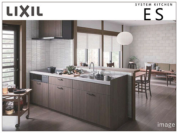 【LIXILシステムキッチン「ES」】耐久性にも優れた人工大理石のワークトップと「キレイシンク」は接合部のリングをなくした「てまなし排水溝」でお手入れ簡単！すっきり収納できて取り出しやすいアシストポケット＆シェルフ付きのシンク下収納やオールインワン浄水栓、など機能面も充実！