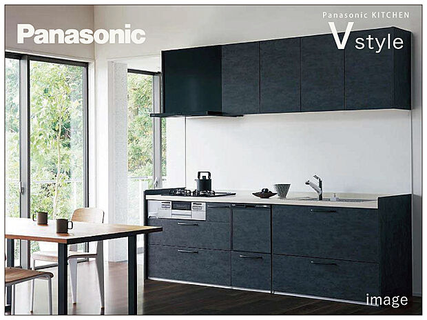 【Panasonicシステムキッチン「Vstyle」（3号地）】汚れがたまりやすいシンクとカウンターの間に隙間のない「スキマレスシンク」を採用。排水溝とシンスも一体成型なのでお手入れが簡単！フラットなガラス面で油汚れや吹きこぼれもサッとひと拭きで落ちやすく、耐久性にも優れたガラストップコンロ、深型の食器洗い乾燥機、さらにウルトラファインバブルを内蔵した浄水器一体型水栓を採用など、機能面も充実！