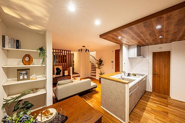 3期LDK/ブラウンカラーの木目調デザインと暖色ライトが空間に温かみを演出。家族それぞれがゆっくりと過ごせる空間です。