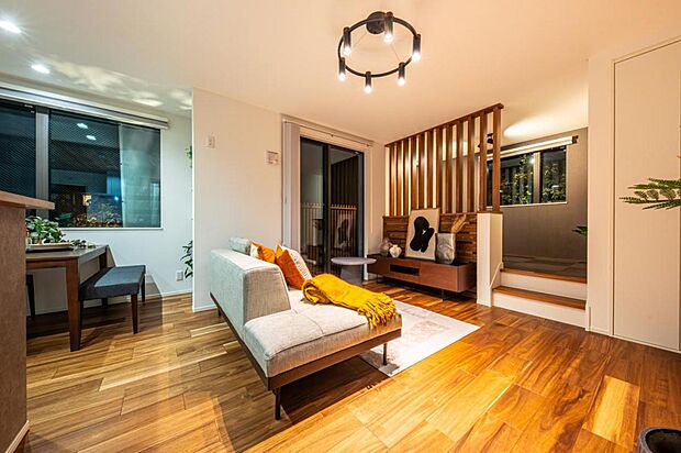 3期LDK/白とウッド調のデザインがリビングに温かみを演出し、日々の暮らしにゆとりを感じさせてくれます。