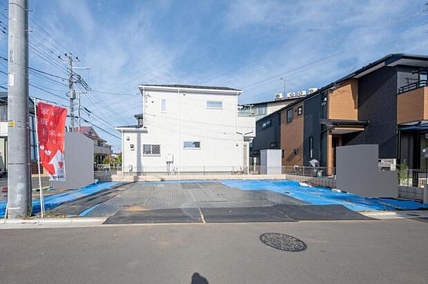 【【全24棟/好評分譲地】】【全24棟/好評分譲地】外壁が周囲の街並みと青空に生えるお洒落な仕上がり。周囲には高い建物のないエリア。青い空が大きく感じますね。