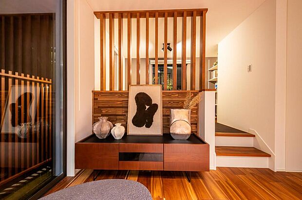 【3期LDK】3期LDK/DEN(小上がり空間)との仕切り部分にはウッドパネルが採用されており、デザイン性の高い空間を演出しております。