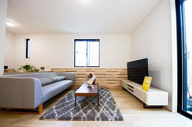 【リビング】LDK採用したウッドパネル「木らめ木」。無垢材ならではの木目や微妙な色の差がデザイン性の高い空間を生み空気清浄効果やリラクゼーション効果で快適空間を実現します。