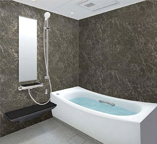 【バスルーム】お湯が冷めにくい魔法びん浴槽、冬でもひんやりとせず心地よい温度が保たれている柔らかくあたたかなほっカラリ床を採用。一日の疲れを癒すゆったりとしたバスタイムをお過ごしください。