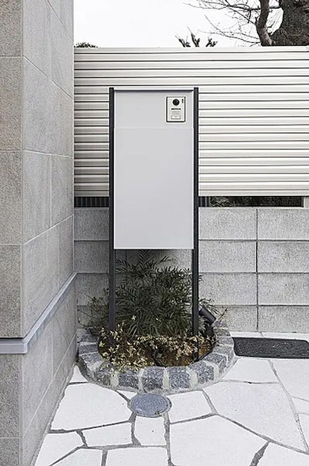 【宅配ボックス】外出時や家事などで手が離せない時にも荷物を受け取れる宅配ボックス、帰宅時にスムーズに受け取ることができ便利です。（画像は売主施工例です）