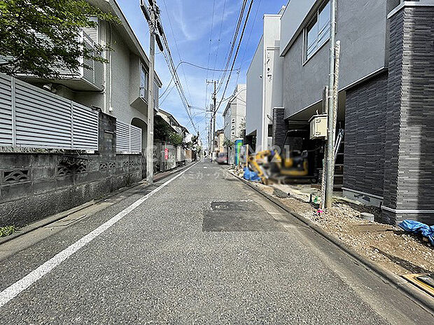 【前面道路】周辺は交通量も少なく落ち着いた住環境となっております。区立碑小学校へ徒歩約2分でお子様の通学にも安心です。