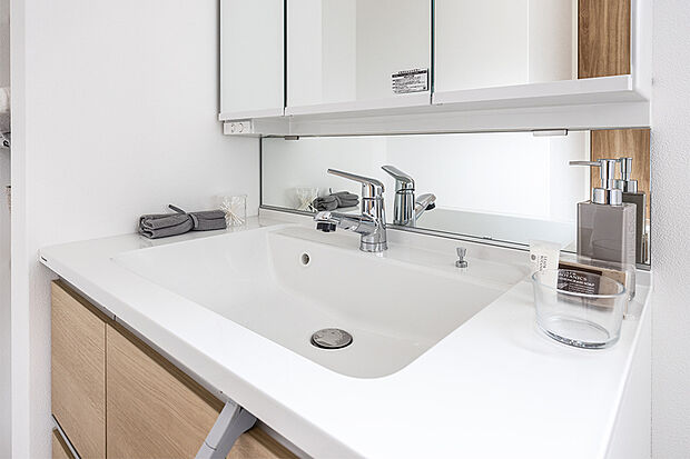 【【ミドルミラー】】子どもの目線の高さに鏡を設置。台に乗らずに鏡を見ることができる、一人でも身支度しやすい仕様です。