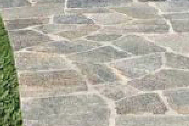 【【天然石】】自然の風合いが感じられる天然石をカースペースの一部に採用。モダンスタイルの邸宅や植栽と融合した、品格のある街並みを演出します。