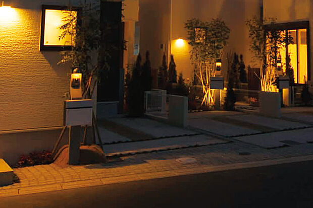 【【灯かりのいえなみ協定(R)】】暗くなると「明るさセンサー」で自動点灯するLEDライトが街区全体を照らし、美しい景観を創出します。また、街が明るくなることにより、地域全体の安全性と防犯性を高めます。
