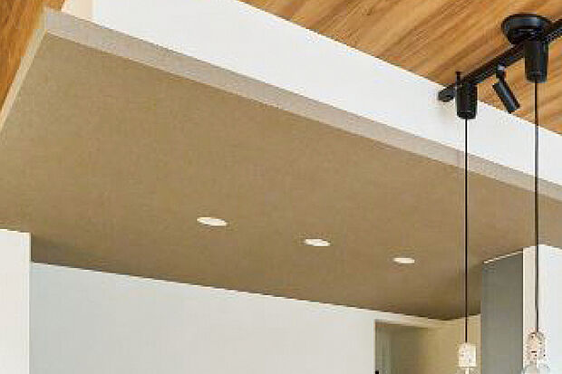 【【アクセントクロス/キッチン】】室内空間の随所に素材の質感と色合いにこだわったアクセントクロスを採用。空間をおしゃれに見せるだけでなく、立体感や個性を演出します。※号棟により採用状況が異なります。