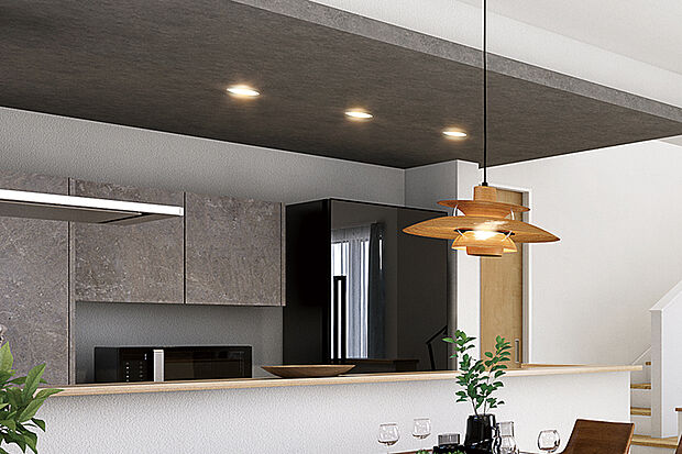 【【キッチン天井アクセントクロス】】室内空間の随所に素材の質感と色合いにこだわったアクセントクロスを採用しました。空間にメリハリを生み出し、洗練さを演出します。※号棟により採用状況が異なります。