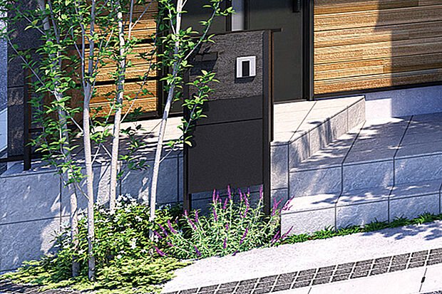 【【宅配ボックス付機能門柱】】街の景観にアクセントを添えるスタイリッシュな宅配ボックス付機能門柱を採用しました。不在時だけなく、手が離せないときや子どもの留守番の際にも荷物を受け取れます。