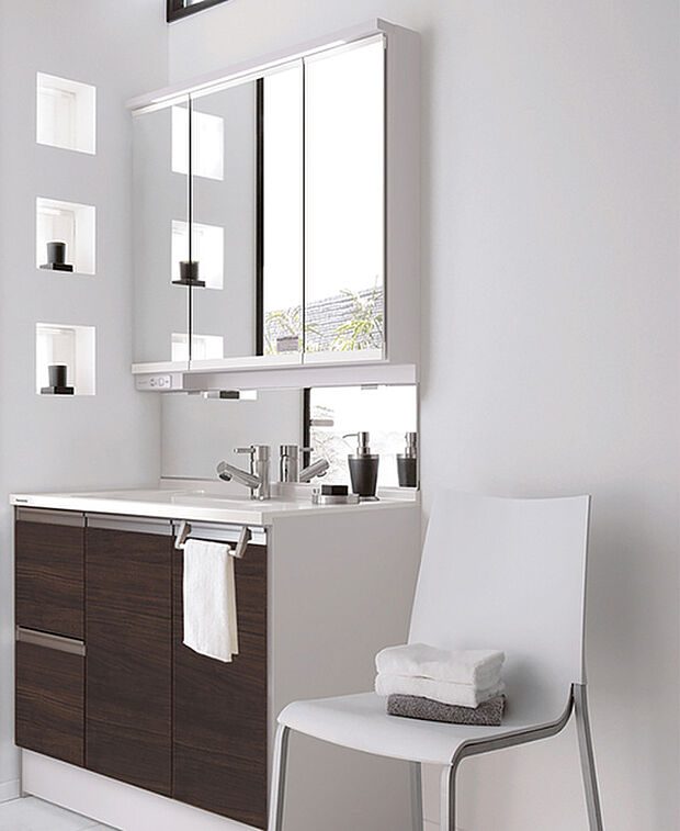 【【パナソニックシーライン】】パナソニックの洗面化粧台を採用。下部にスペースのあるフロートタイプ。ドライヤーやシェーバーなど散らかりがちな家族の小物もワイドな収納にお任せ。台に乗らなくてもちゃんと見えるミドルミラー付き。