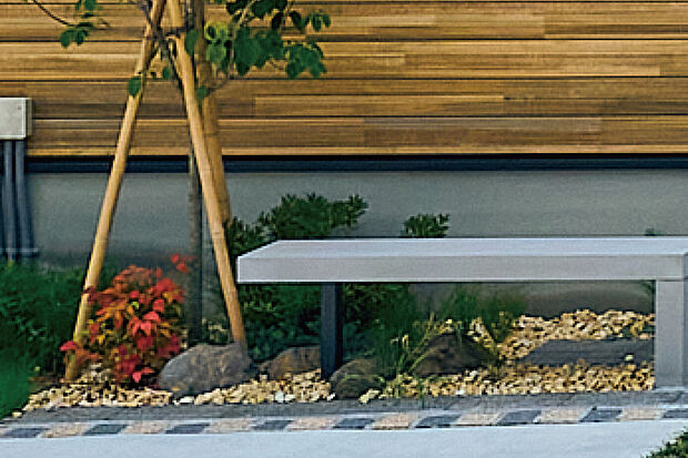 【【ゆったり座れるベンチをデザイン】】全邸にベンチを設置。縁側のように腰かけながら、外とふれあえて、子どもが遊ぶ姿を眺められます。また、買い物帰りなど荷物の一時置きにも重宝します。