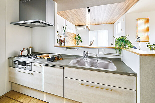 【【キッチン/トクラスBb】】デザインの美しさと機能性、ふたつの面を追求したトクラスキッチン。開放的でのびのびとした使い心地に、水栓から収納、お手入れのしやすさに至るまできめ細やかな配慮が感じられます。