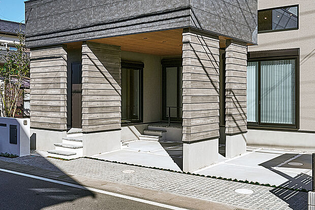 【【ビルトインガレージ】】雨や強い日差しから愛車を守るビルトインガレージ。天候を気にせずスムーズに乗り降りできる利便性に加えて、住まいと一体化した設計が外観の美しさを高めます。/現地外観(2026年1月撮影)