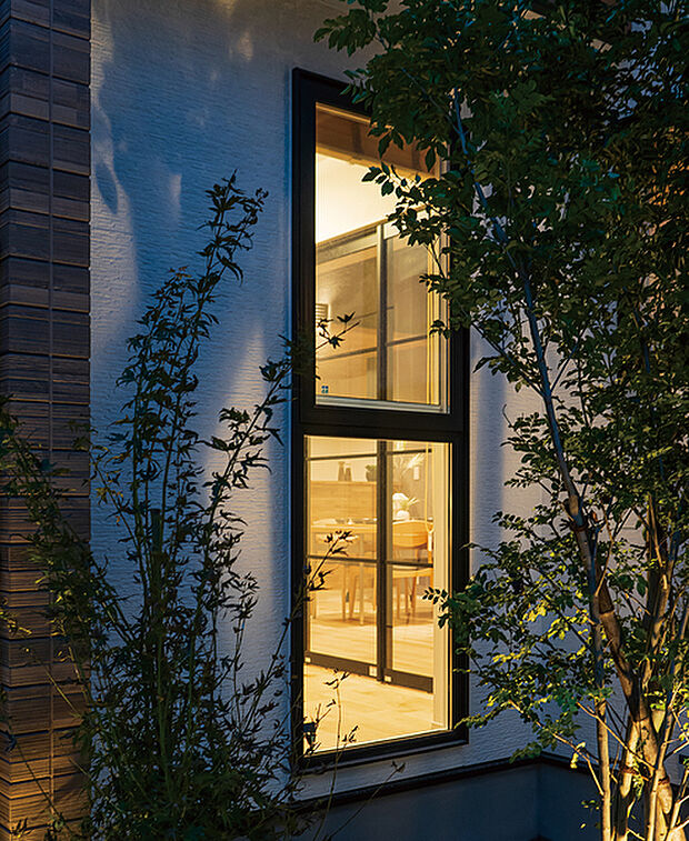 【【サッシ/APW330】】高い断熱性とデザインに優れた樹脂窓に加えLow-E複層ガラスを採用。夏は涼しく冬は暖かい、結露知らずで快適な室内空間を演出。また、住まいから排出されるCO2を削減することで地球温暖化防止にも貢献します