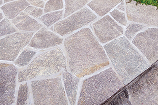 【【石貼りのアプローチ】】外構の一部に石貼りのアプローチを採用。植栽や木目調格子と調和し、素材の質感が住まいへと続く動線を美しく演出します。