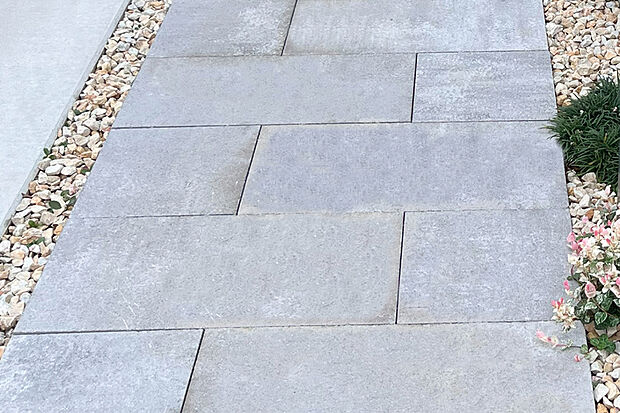 【【敷石】】玄関へと続くアプローチに施した敷石。天然石の石貼りと共に、美しさと洗練さを纏いながら住人を住まいへと誘います。