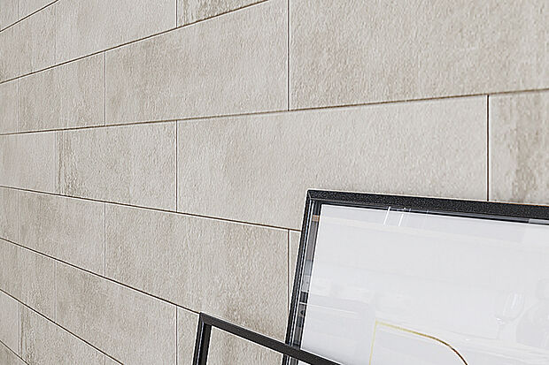 【【エコカラットプラス】】ラフでクールな素材感を持つ石目調のアクセントが、室内にインダストリアルな雰囲気を演出。湿度を調整し、気になるにおいを軽減する機能性も備えたウォールマテリアルです。