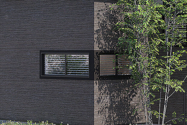 【【モノトーンの外観デザイン】】植栽が映える洗練されたモノトーンの外観デザイン。落ち着いたグレーの色合いで、洗練されたモダンな街並みを創出します。