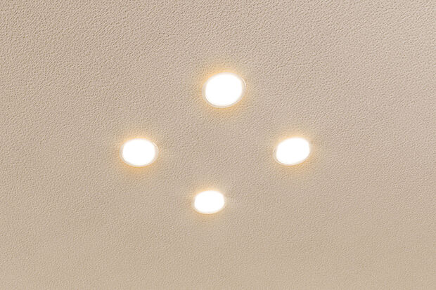 【【よくばりダウンライト】】時間帯やライフシーンに合わせて調整ができるLEDダウンライト。スイッチひとつで色温度を簡単に切り替えることができます。