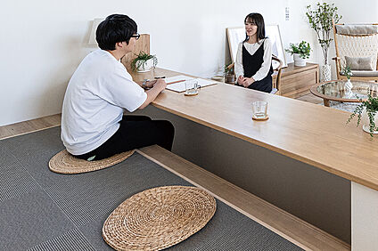 【程よい距離感でつながるステージリビング】