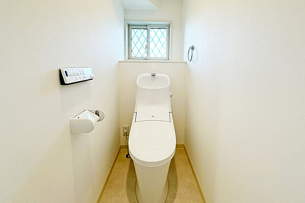 【【トイレ/6号地】】温水洗浄便座付きのトイレです。小窓がついているのでこまめに換気でき、清潔な空間を保てます。トイレは各階にあり、忙しい朝の時間帯や来客時にも便利です。