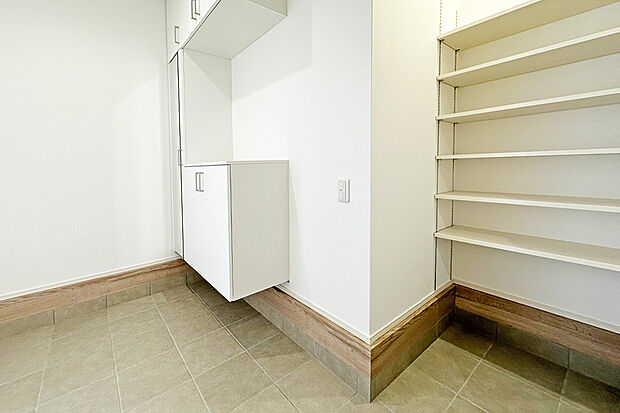 【【玄関/6号地】】ゆとりある玄関には、シューズボックスと可動棚付きのシューズクロークを設けています。生活スタイルに合わせて、棚板の高さを自由にアレンジ可能です。
