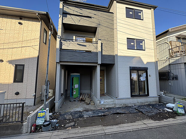 【物件現地】ビルトイン車庫は幅約2.7m×奥行き約3.6mを確保。車庫先から道路境界までは約1.4mの為、車庫長は約5.0mほどです。※車種によっては駐車不可の場合もあります。