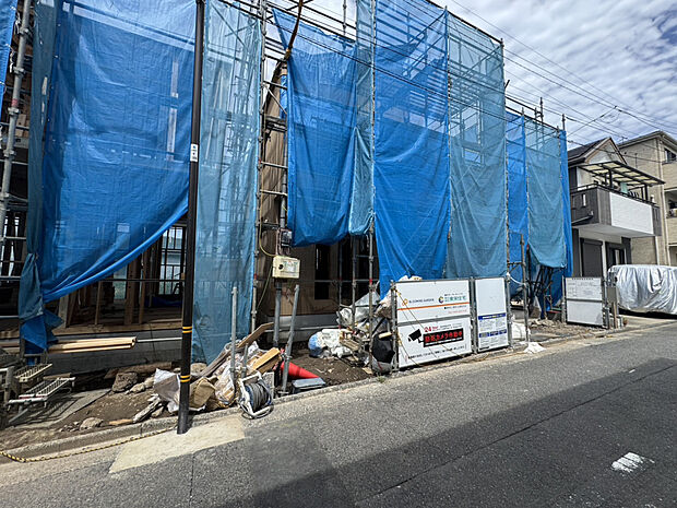 【現地写真】前面道路の幅員や敷地との関係性を現地で確認できる建築前ならではの魅力。車の出入りや日々の動線、家族の送り迎えなど、実際の暮らしを具体的にイメージしながら住まい選びを進めることができます。