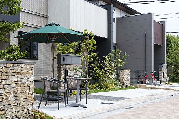 自然石張りのデザイン門柱や、2台駐車可能な外構計画。