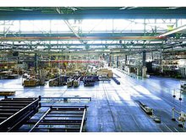 【「トヨタ・クオリティ」による工場品質】トヨタホームはより高い品質を実現するために、住まい全体の約85％を管理の行き届いた工場内で生産しています。システム化された生産工程、良質な作業環境、最大500項目におよぶ検査体制のもと、お客さま一人ひとりに心をこめて丁寧な家づくりをしています。
（参考写真）