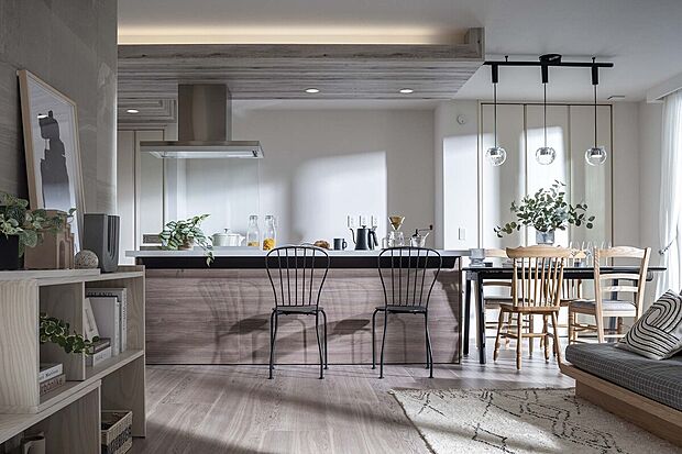 【ダイニングキッチン】カフェカウンターのように椅子を置いて、おうちカフェを楽しめるキッチン。穏やかな日差しが降り注ぐ心地よいダイニングキッチンです。