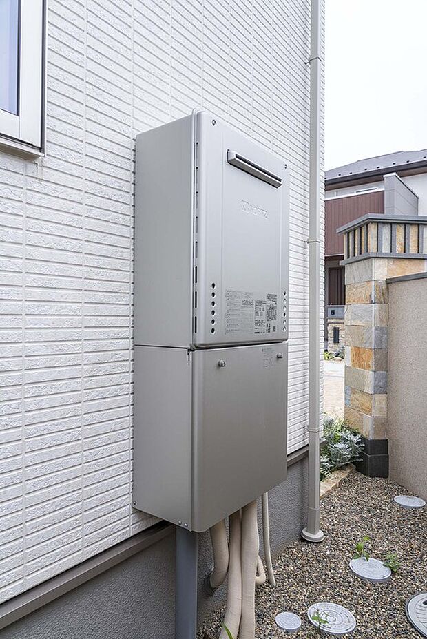 【エコジョーズ】少ないガス量で効率よくお湯を沸かす省エネ性の高い給湯器。効率がアップすると、ガスの消費量が少なく済むので、環境にやさしく、ガス料金の節約にもつながります。